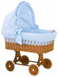 Proutěný koš pro miminko s boudičkou Méďa - modrý